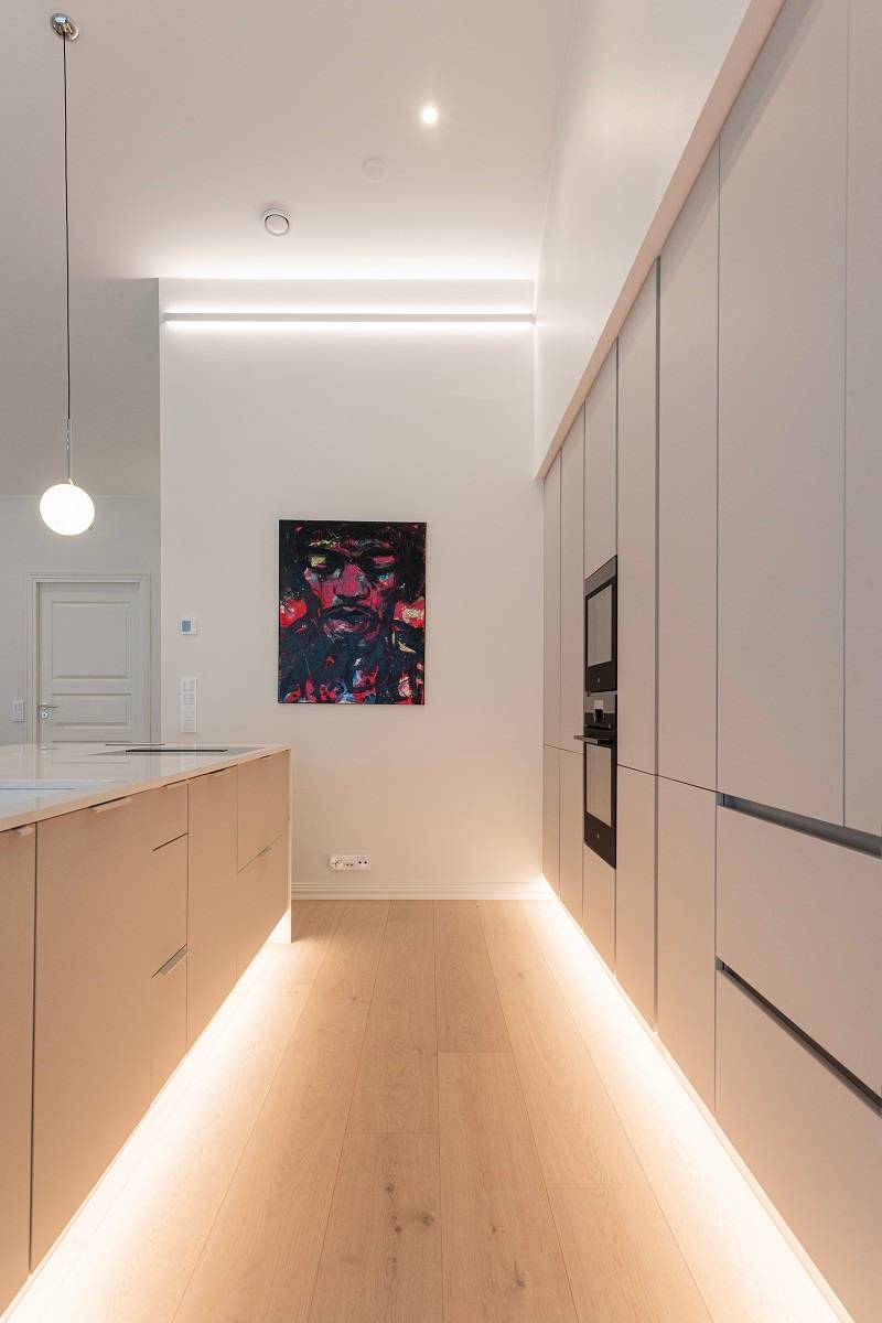Led pásek používaný v kuchyňských soklech. V profilu Indirect2 poskytují led pásky nepřímé světlo ve dvou směrech.